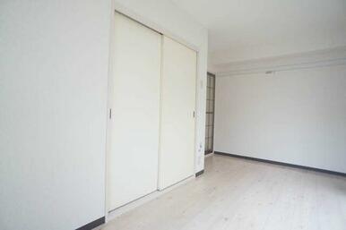 【洋室】洋室を別角度から☆明るい色に統一されたお部屋です♪