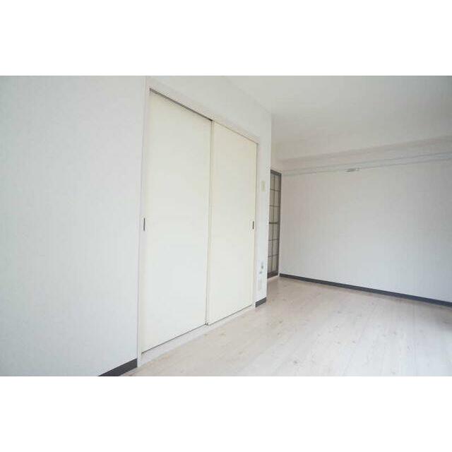 【洋室】洋室を別角度から☆明るい色に統一されたお部屋です♪