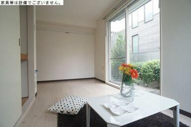 【洋室】６帖の洋室です。２面採光の明るい洋室でございます♪