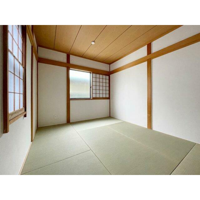 2階6帖の和室、2面に窓があり明るいお部屋です。