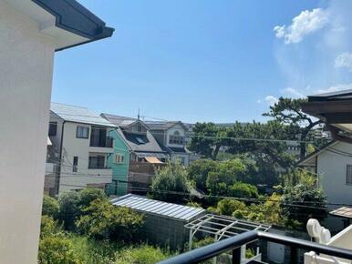 ２F南側バルコニーから南西方向に開放感のある景観あり