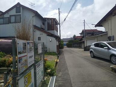 小松市立第一小学校までは徒歩１０分内の閑静な住宅地です。幹線道路へのアクセス良好です。