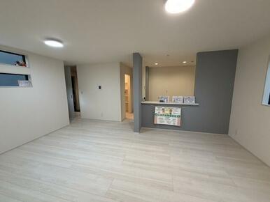 単調になりがちなお部屋の印象も面違いのクロスが格好のアクセントに（1号棟）