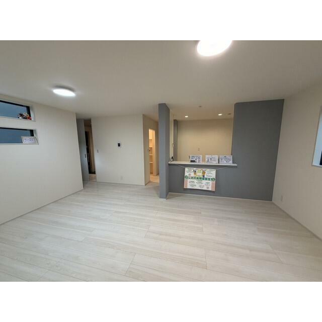 単調になりがちなお部屋の印象も面違いのクロスが格好のアクセントに（1号棟）