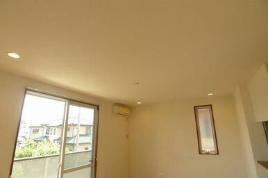 【ＬＤＫ１２．９帖】ハンマーでも貫通が難しい、強靭な中間膜を２枚のガラスの間に挟みこんでいる防犯合…