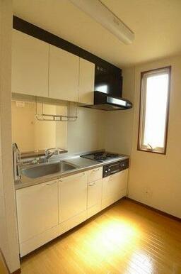 【キッチン】側面にも窓があり、換気性も採光性も良いキッチンは、明るく清潔感のある印象です♪