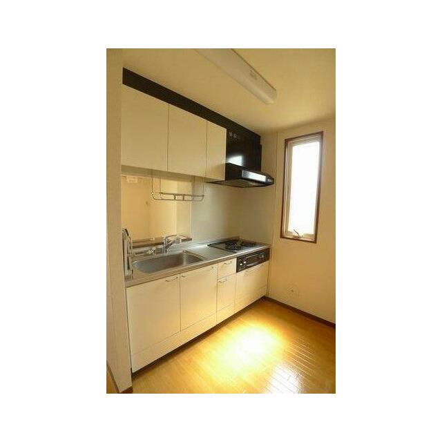 【キッチン】側面にも窓があり、換気性も採光性も良いキッチンは、明るく清潔感のある印象です♪