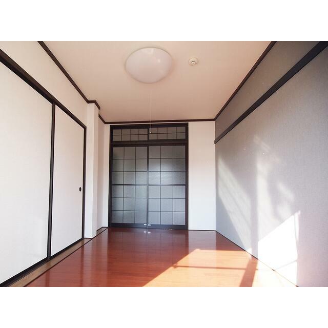 アクセントクロスの洋室６帖