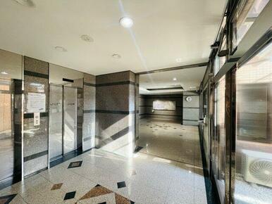 エレベーター2基あり。