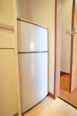 キッチンには冷蔵庫用スペースもありますので安心です♪