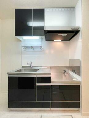 キッチンは上下に収納がついているので、キッチン周りをスッキリお使いいただけます！！ガスコンロ設置可…