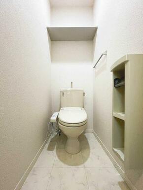 トイレはもちろん温水洗浄機能付き☆トイレットペーパーフォルダーと上部に棚がついているので、収納等に…