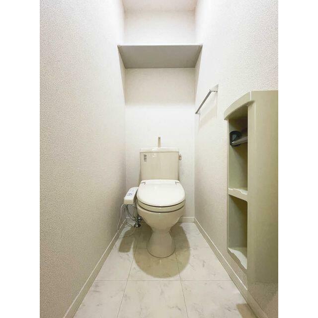 トイレはもちろん温水洗浄機能付き☆トイレットペーパーフォルダーと上部に棚がついているので、収納等に…