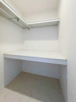 【収納】収納力のあるウォークインクローゼット付きです。お布団などもそのまま収納出来ます。急な来客時…