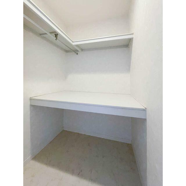 【収納】収納力のあるウォークインクローゼット付きです。お布団などもそのまま収納出来ます。急な来客時…