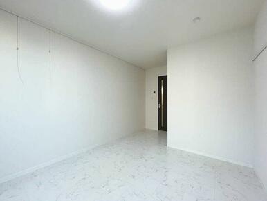 壁にはピクチャーレールがついていますので、小物等を飾って頂けます！！