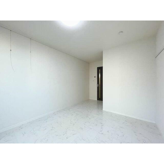 壁にはピクチャーレールがついていますので、小物等を飾って頂けます！！