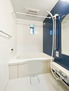 沸し直しができる追焚給湯と浴室乾燥機能が付いた浴室は、マリンカラーのアクセント壁が他とは一味違った…