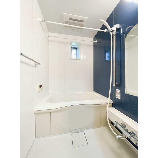 沸し直しができる追焚給湯と浴室乾燥機能が付いた浴室は、マリンカラーのアクセント壁が他とは一味違った…