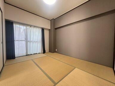 【和室約6.0帖】アクセントクロスで落ち着いた雰囲気のお部屋になっております。