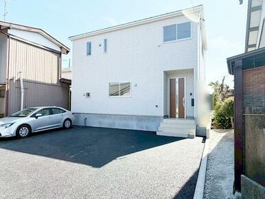 駐車場は並列で2台駐車可能(車種による) 来客時にも対応可能☆