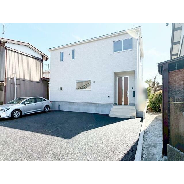 駐車場は並列で2台駐車可能(車種による) 来客時にも対応可能☆