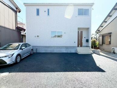 駐車場は並列で2台駐車可能(車種による) 来客時にも対応可能☆