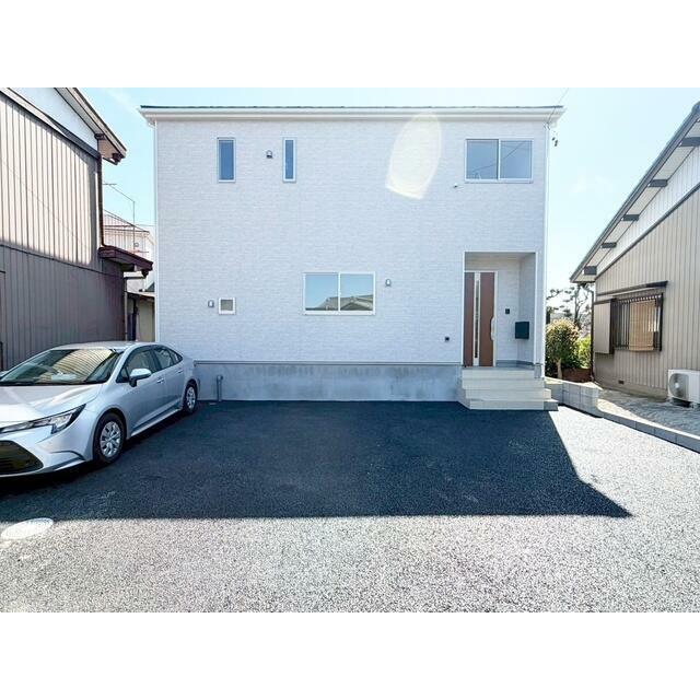 駐車場は並列で2台駐車可能(車種による) 来客時にも対応可能☆