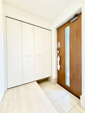 玄関には大容量の下駄箱あり！ ご家族全員の靴を入れても余裕がありそうですね！