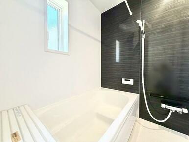 料理がしやすい広々キッチン！ 作業スペースにコンセントもあってとっても便利です♪ 毎日の料理も楽しくできそうですね。 大型スライド収納、床下収納付きで収納力豊富です。