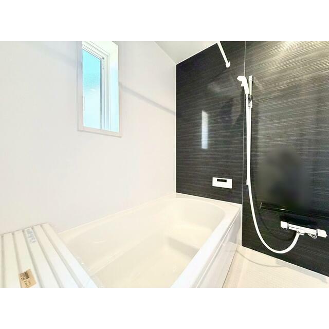 料理がしやすい広々キッチン！ 作業スペースにコンセントもあってとっても便利です♪ 毎日の料理も楽しくできそうですね。 大型スライド収納、床下収納付きで収納力豊富です。