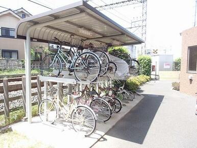 屋根付き駐輪場です♪