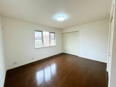 「2階北側洋室」約11.5帖。クロス張替え済み。.