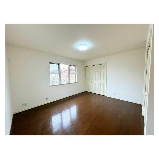 「2階北側洋室」約11.5帖。クロス張替え済み。.