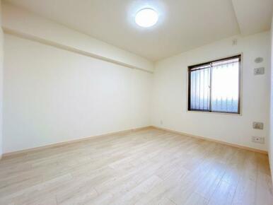 「西側洋室約7帖」ウォークインクローゼットがございます。