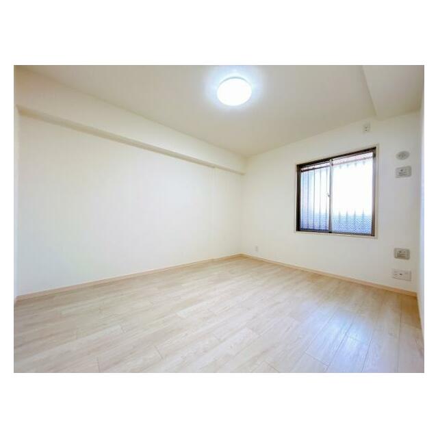 「西側洋室約7帖」ウォークインクローゼットがございます。