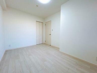 「東側洋室約6帖」別角度の写真です。クローゼットがございます。