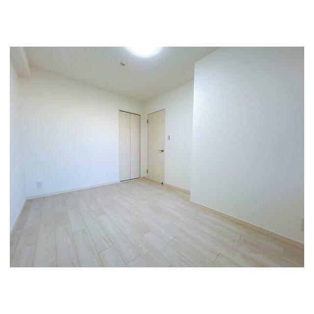 「東側洋室約6帖」別角度の写真です。クローゼットがございます。