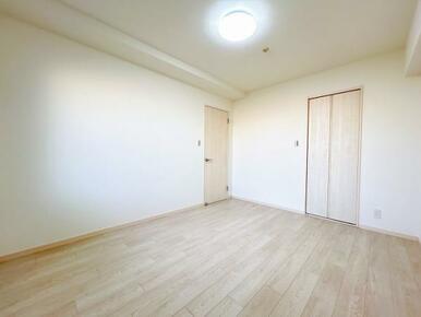 「西側洋室約7帖」別角度の写真です。ウォークインクローゼットがございます。