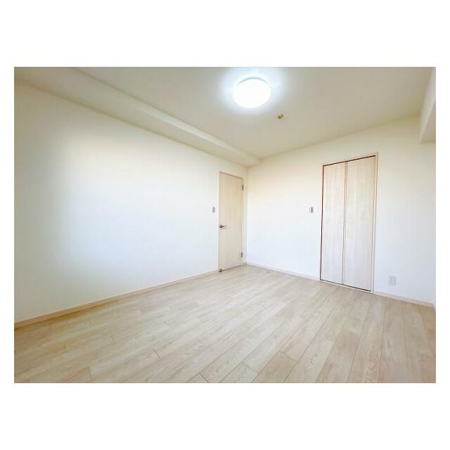 「西側洋室約7帖」別角度の写真です。ウォークインクローゼットがございます。