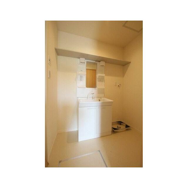 洗髪洗面化粧台になります。収納棚も付いています。