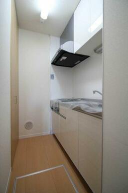 キッチンは上下部に収納がございます