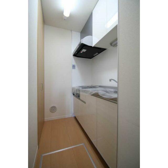 キッチンは上下部に収納がございます