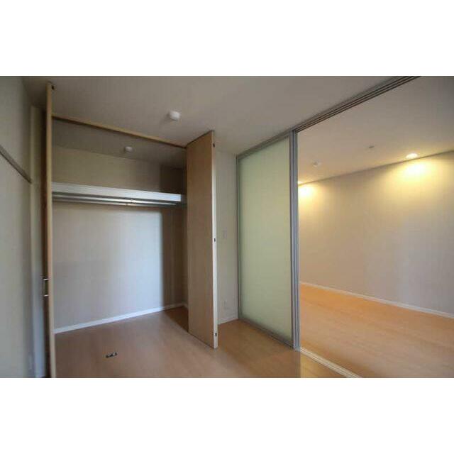 収納はハンガーパイプ付きでございます