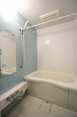 浴室はアクセントパネルを採用しております