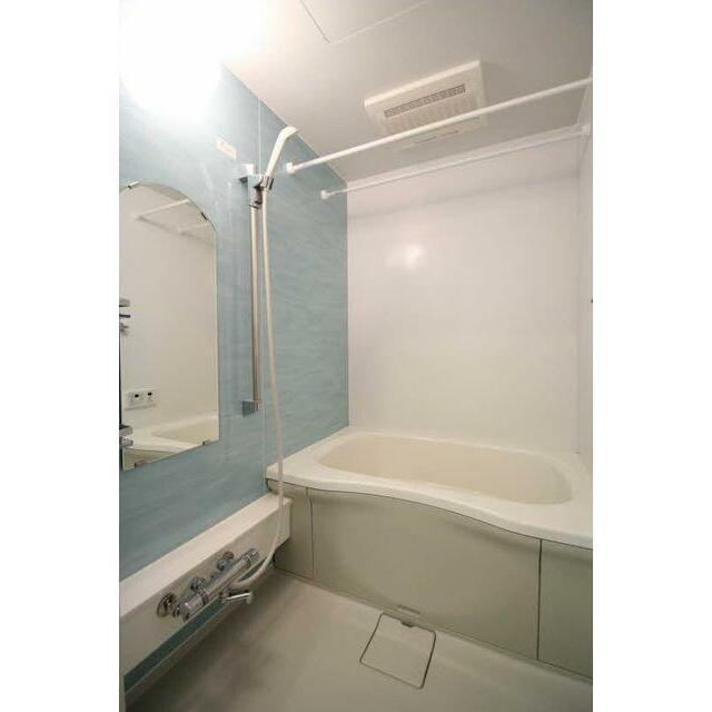 浴室はアクセントパネルを採用しております