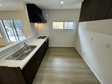 食器棚も置けるゆとりある空間。