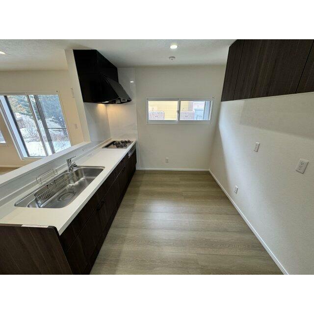 食器棚も置けるゆとりある空間。