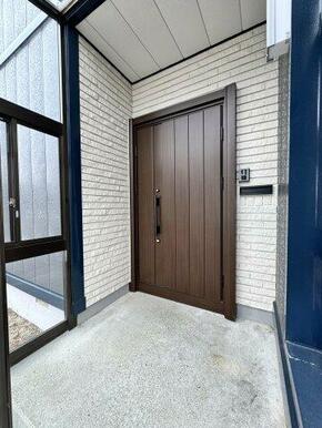 広い風除室がついております。