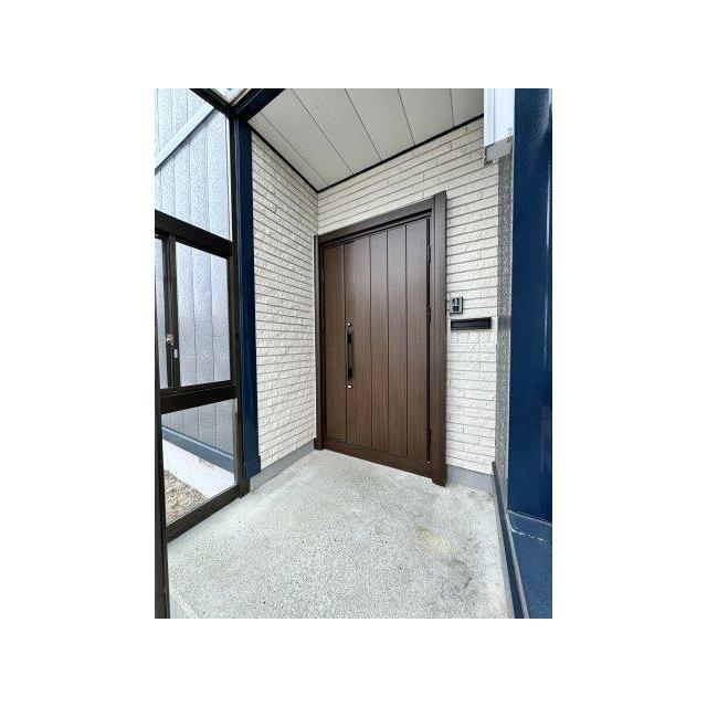 広い風除室がついております。